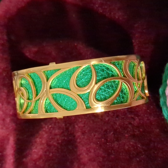 BRIGHTON Christo Vienna 1 inch wide cuff with green insert  and gold toned - Picture 7 of 7